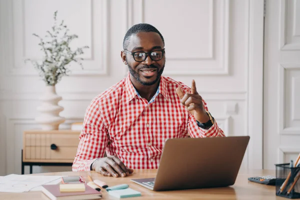 Vrolijk Afro-Amerikaans mannelijk Engels leraar met remote classes online — Stockfoto