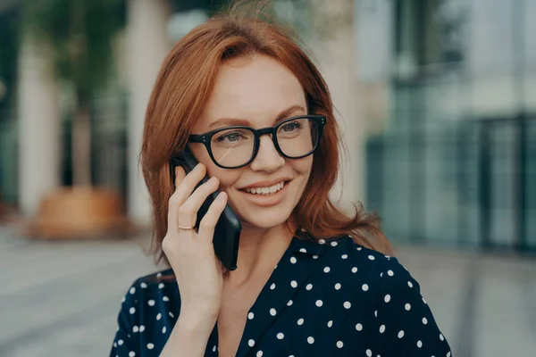 Vacker rödhårig kvinna har telefon prat använder smartphone för samtal — Stockfoto