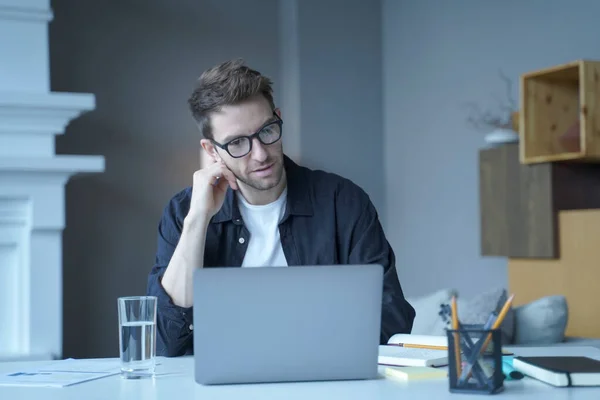 Focalisé confiant homme d'affaires allemand correspondant avec le fournisseur client par e-mail sur ordinateur portable — Photo