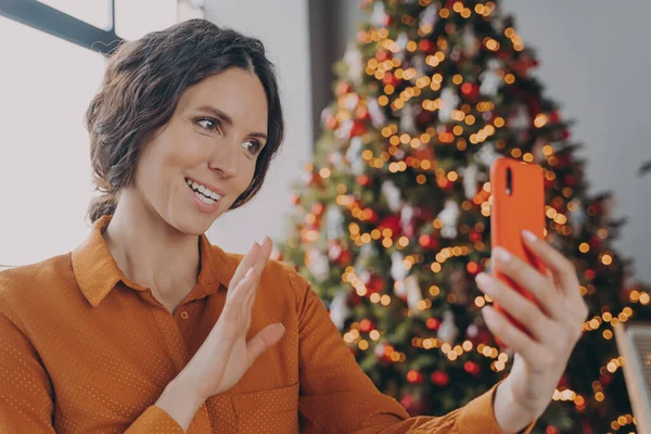 Ευτυχισμένη ισπανόφωνη γυναίκα που μιλάει με βιντεοκλήση με την οικογένεια ενώ απολαμβάνει τις χειμερινές διακοπές στο σπίτι — Φωτογραφία Αρχείου
