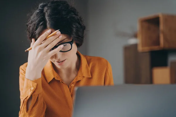 Frustrato stanco giovane donna spagnola impiegato in occhiali che coprono il viso con la mano — Foto Stock