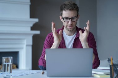 Ciddi bir Alman online öğretmen. Bilgisayara bakıyor ve uzaktan konuşuyor.
