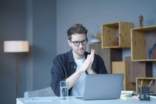 Jeune homme autrichien beau freelance portant des lunettes regardant l'écran d'ordinateur attentivement — Photo