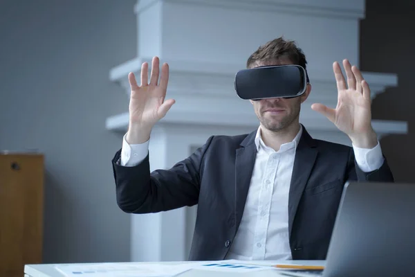 Man CEO w wirtualnej rzeczywistości okulary z rękami w powietrzu w domu biura wnętrza — Zdjęcie stockowe