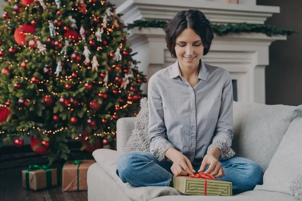 Ευτυχισμένο ιταλικό θηλυκό προετοιμασία για τα Χριστούγεννα στο σπίτι, περιτύλιγμα και συσκευασία χριστουγεννιάτικο δώρο — Φωτογραφία Αρχείου