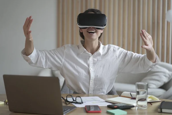 Podekscytowana europejska kobieta biznesu testująca okulary VR w pracy — Zdjęcie stockowe