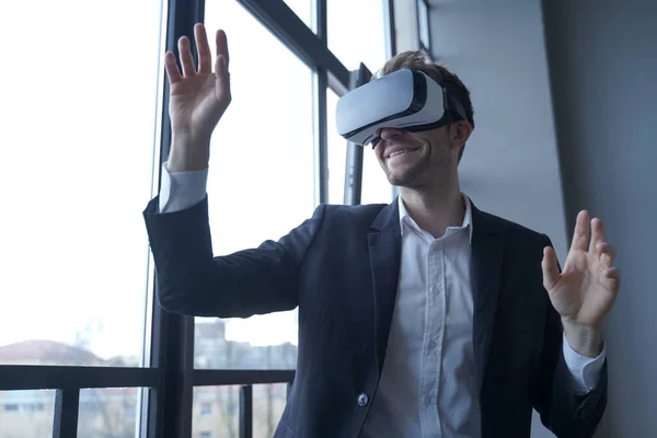 Podekscytowany europejski biznesmen testujący okulary VR w pracy, wykorzystujący wirtualną rzeczywistość w biznesie — Zdjęcie stockowe