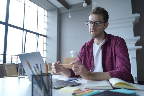 Focused man conseiller financier privé organise des cours de formation pour les particuliers ou les entreprises en ligne — Photo