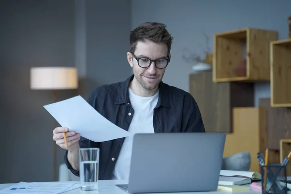 Confiant conseiller financier homme positif dans les lunettes fonctionne à distance en ligne au bureau à domicile moderne — Photo