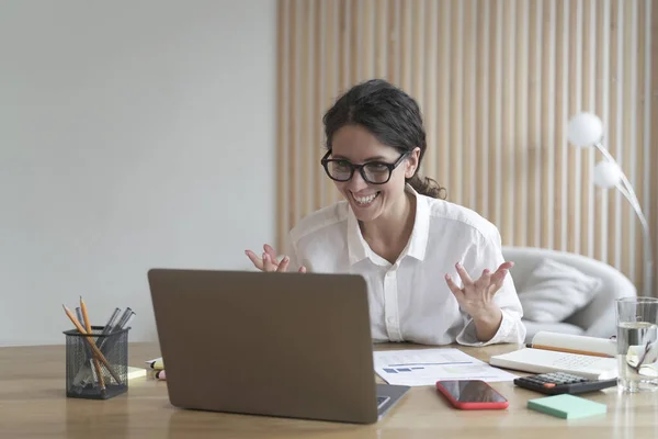 Alegre mujer de negocios italiana leyendo grandes noticias en el ordenador portátil en su lugar de trabajo —  Fotos de Stock