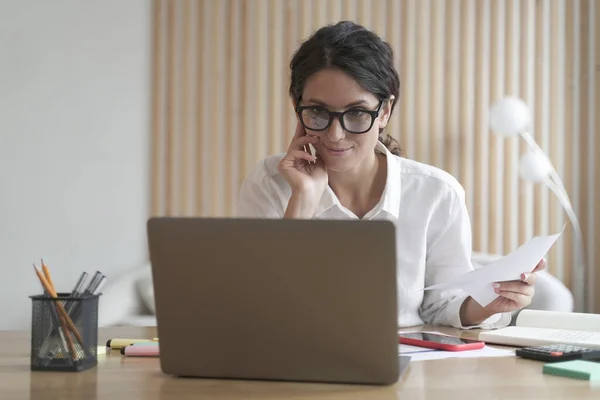 Sonriente mujer de negocios segura trabaja en la computadora en casa, consultando a los clientes a distancia en línea —  Fotos de Stock