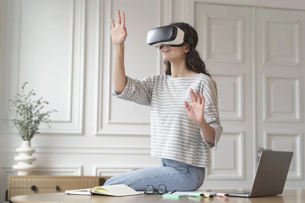 Joven empleada sorprendida con gafas VR, tratando de tocar algo en la realidad virtual — Foto de Stock