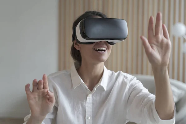 Mujer freelancer feliz usando auriculares VR mientras trabaja remotamente en línea desde casa — Foto de Stock