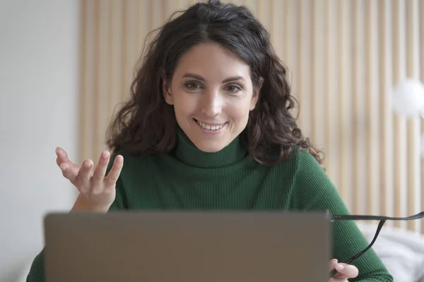 Улыбающаяся молодая преподавательница итальянского языка разговаривает со студентами во время онлайн-урока на ноутбуке — стоковое фото