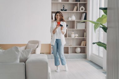 İspanyol kız alışverişkoliktir. Kredi kartı ve telefon tutan kadın. Genç ve çekici bir kadın internetten satın alacak. Kız internetten yer ayırtıyor ya da alıyor. Reklam ve ticaret..