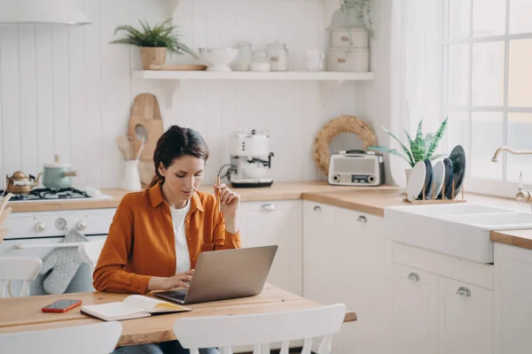 Gerente Ventas Está Trabajando Desde Casa Mujer Española Joven Con —  Fotos de Stock