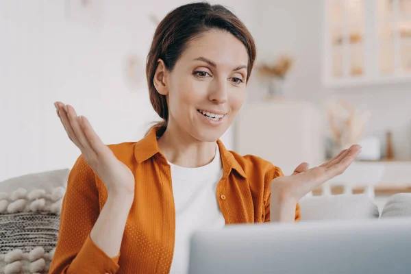 Mujer Joven Está Hablando Línea Gesticulando Chica Europea Tiene Conferencia —  Fotos de Stock