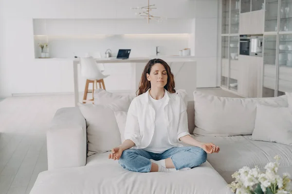 Молода Іспаномовна Жінка Практикує Йогу Медитацію Дивані Вдома Вправа Позою — стокове фото