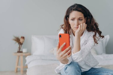Stresli beyaz kız sabah haberlerini okuyor ve akıllı telefon ekranına bakıyor. Genç bir kadın telefonda sohbet ediyor ya da evinde, yatak odasında internete takılıyor. Kader ağlarını örüyor.
