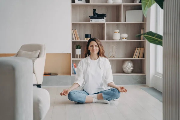 Затишок Спокій Розслаблена Іспаномовна Жінка Практикує Йогу Медитацію Підлозі Вдома — стокове фото
