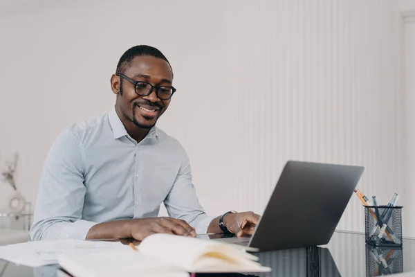 Afroamerykanin Okularach Pracujący Laptopie Siedzący Biurze Zadowolony Swojego Projektu Biznesowego — Zdjęcie stockowe