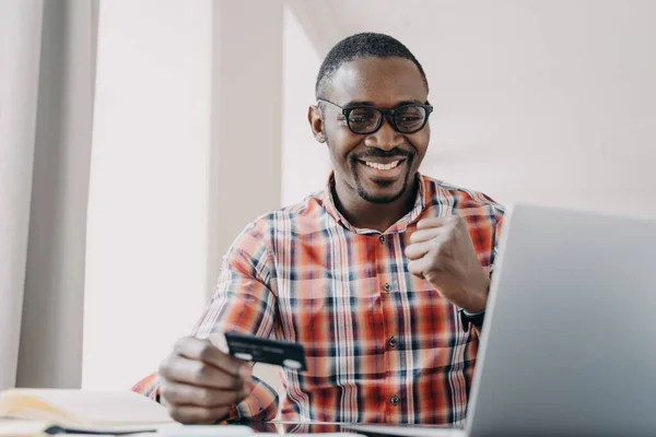 Afro Guy Gets Profit Happy African American Man Buying Ordering — Zdjęcie stockowe