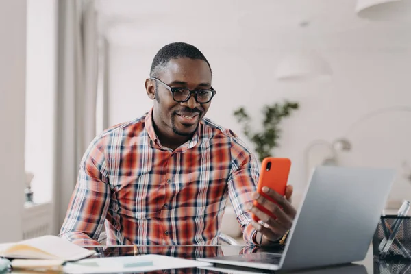 Szczęśliwy Afro Rozmawia Przez Telefon Facet Zostaje Domu Kwarantannie Pracuje — Zdjęcie stockowe