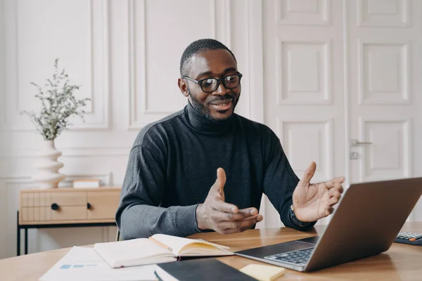 Młody Przystojny Uśmiechnięty Afrykański Biznesmen Okularach Korzystający Połączenia Wideo Laptopie — Zdjęcie stockowe