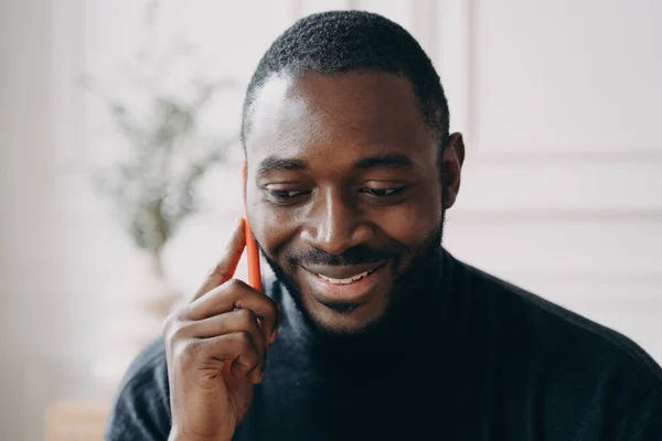 Fröhlicher Junger Afroamerikanischer Geschäftsmann Der Auf Dem Smartphone Spricht Während — Stockfoto