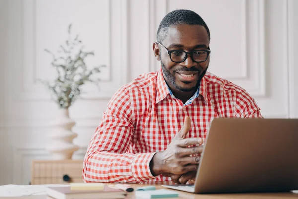 Junger Lächelnder Afrikanisch Amerikanischer Geschäftsmann Mit Brille Bei Angenehmen Gesprächen — Stockfoto