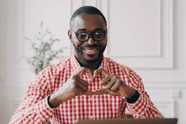 Junger Glücklicher Romantischer Afroamerikanischer Mann Sitzt Schreibtisch Modernen Home Office — Stockfoto