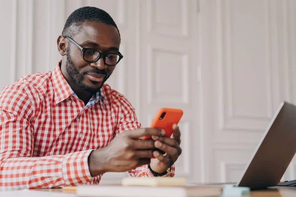 Junge Gut Aussehende Afrikanische Männliche Führungskraft Mit Brille Sitzt Bürotisch — Stockfoto