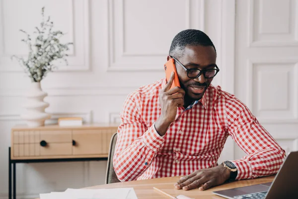 Młody Nowoczesny Afrykański Biznesmen Rozmawiający Przez Telefon Komórkowy Klientem Lub — Zdjęcie stockowe