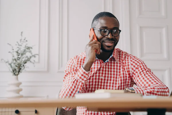 Angenehmer Junger Afrikanisch Amerikanischer Geschäftsmann Der Während Seiner Arbeit Büro — Stockfoto