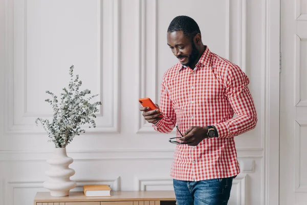 Attraktiver Afroamerikanischer Geschäftsmann Freizeitkleidung Mit Smartphone Der Versucht Wichtige Anrufe — Stockfoto