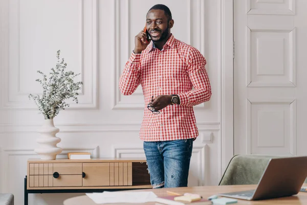 Красивый Успешный Молодой Африканский Бизнесмен Повседневной Одежде Наслаждается Телефонным Звонком — стоковое фото