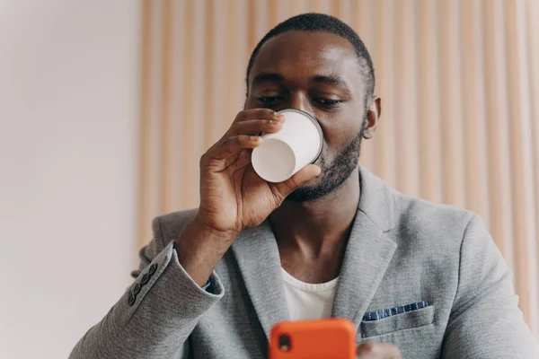 Eleganter Junger Afrikanischer Geschäftsmann Modernem Blazer Trinkt Kaffee Zum Mitnehmen — Stockfoto