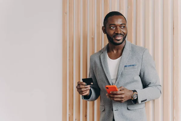 Fröhlich Attraktiver Afroamerikanischer Unternehmer Schicken Blazer Der Kreditkarte Und Smartphone — Stockfoto