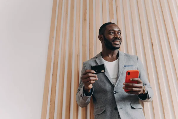 Возбужденный Афро Американский Бизнесмен Стильном Блейзере Использующий Смартфон Кредитную Карту — стоковое фото