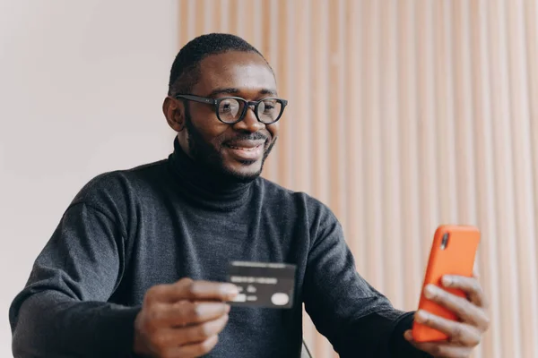 Молодой Счастливый Афроамериканец Предприниматель Кредитной Картой Мобильным Телефоном Помощью Приложения — стоковое фото
