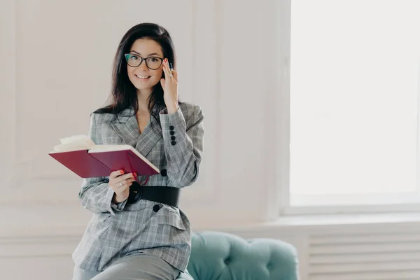 Sorridente Reporter Affari Femminile Abiti Formali Tiene Aperto Notebook Penna — Foto Stock