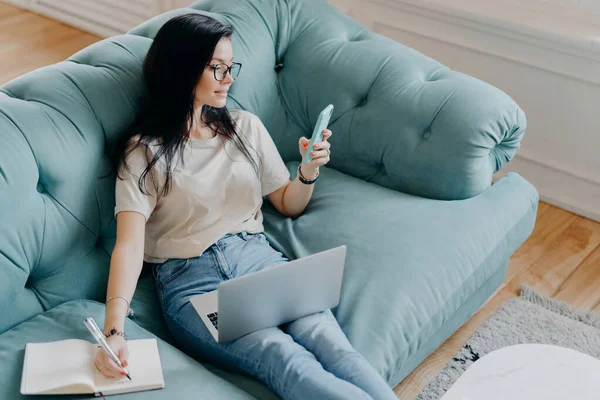 Foto Upptagen Kvinnlig Frilansare Casual Kläder Fokuserade Smartphone Display Kontrollerar — Stockfoto