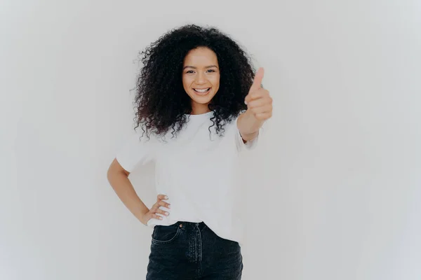 Photo Heureuse Femme Bouclée Aux Cheveux Croustillants Lève Pouce Donne — Photo