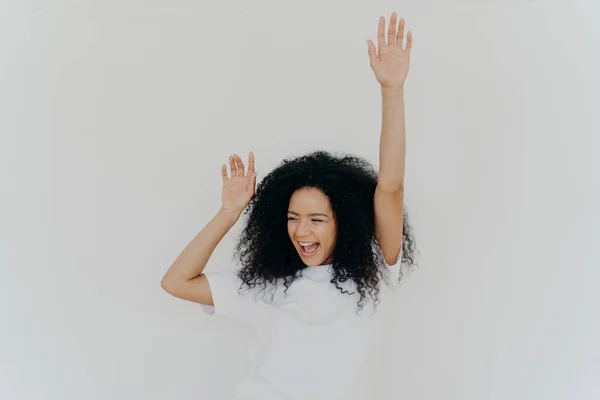 Joyeux Frisé Femme Afro Américaine Lève Les Mains Rit Bonheur — Photo