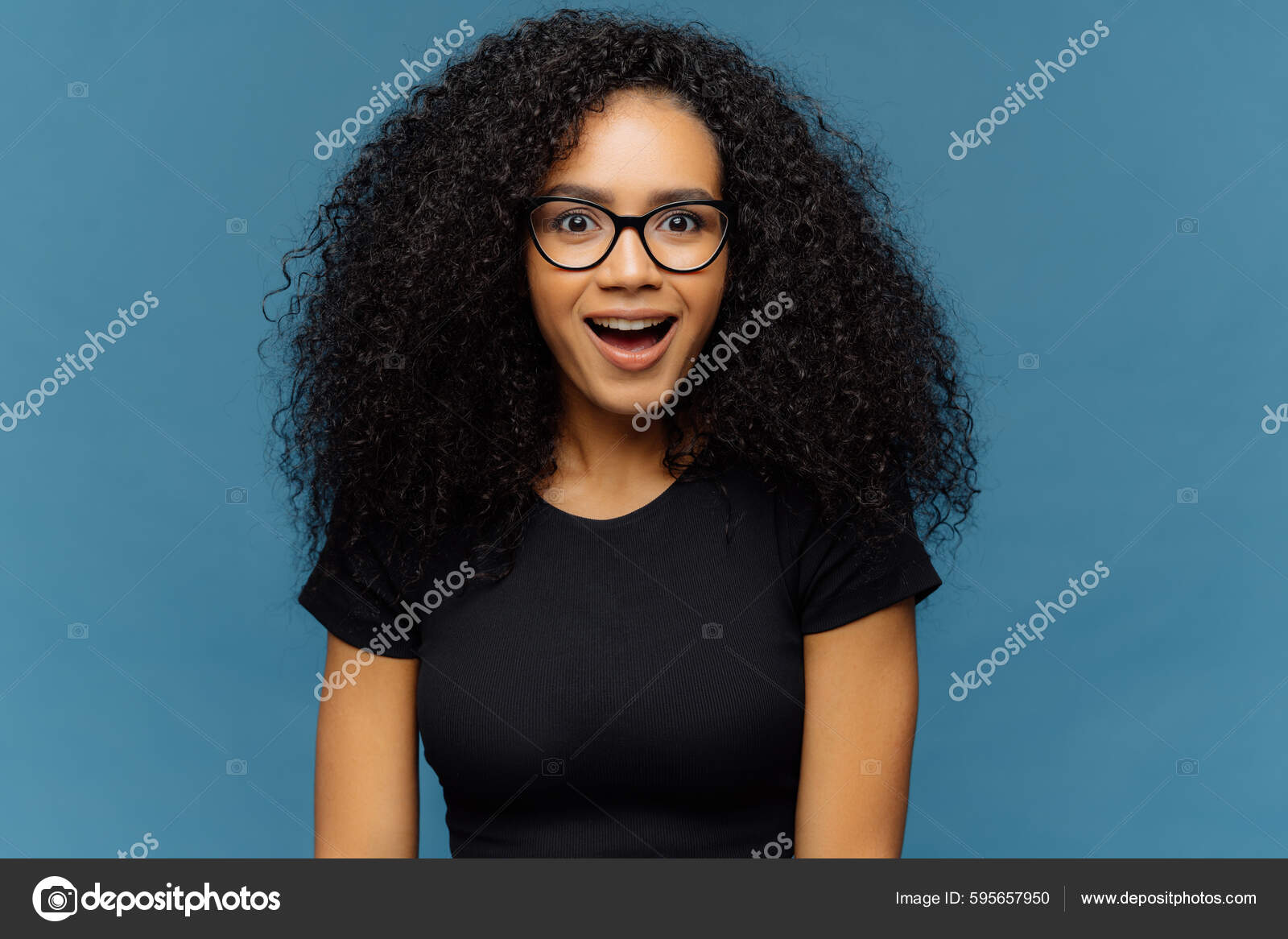 Agradavelmente Surpreendido Mulher Pele Escura Mantém Mandíbula Caiu Olha  Com — Foto © vk_studio #595657950, image size:1600x1166