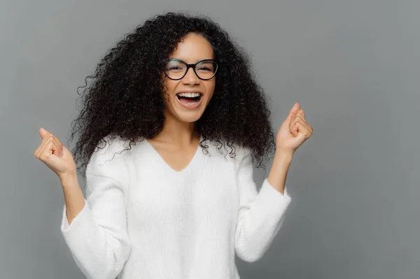 기뻐하는 아프리카 미국인 여성은 승리와 주먹을 행복으로 성공을 기뻐하고 안경을 — 스톡 사진