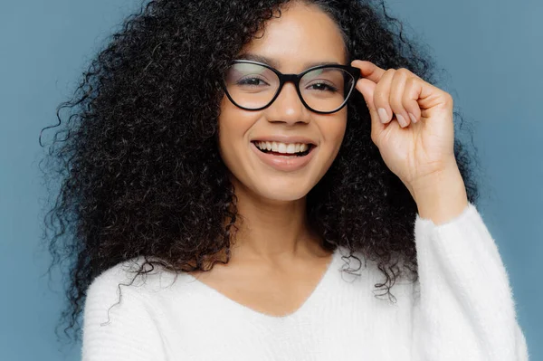 Plan Recadré Belle Femme Porte Des Lunettes Optiques Sourit Largement — Photo