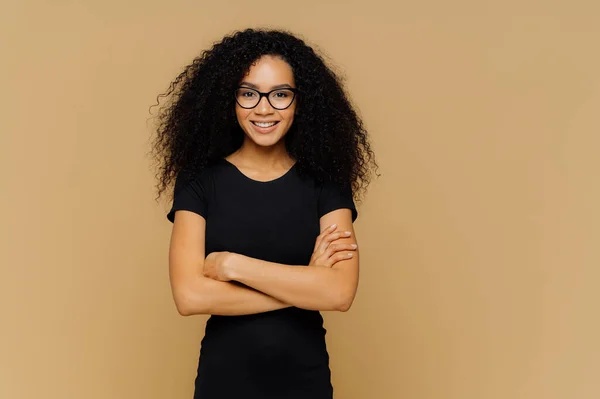 Slim Femme Satisfaite Avec Coupe Cheveux Afro Porte Des Vêtements — Photo