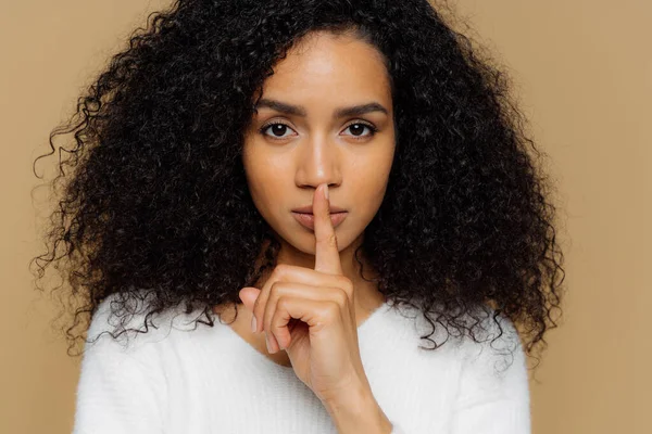 Imagem Mulher Pele Escura Confiante Sério Faz Gesto Shush Mantém — Fotografia de Stock