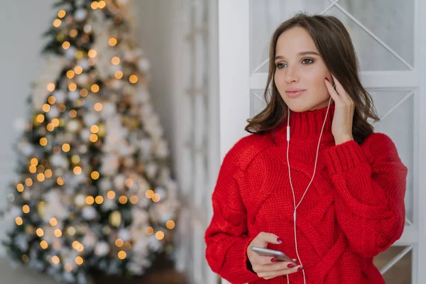 개념입니다 음악에 전화와 이어폰을 텍스트에 크리스마스 공간으로 집에서 — 스톡 사진